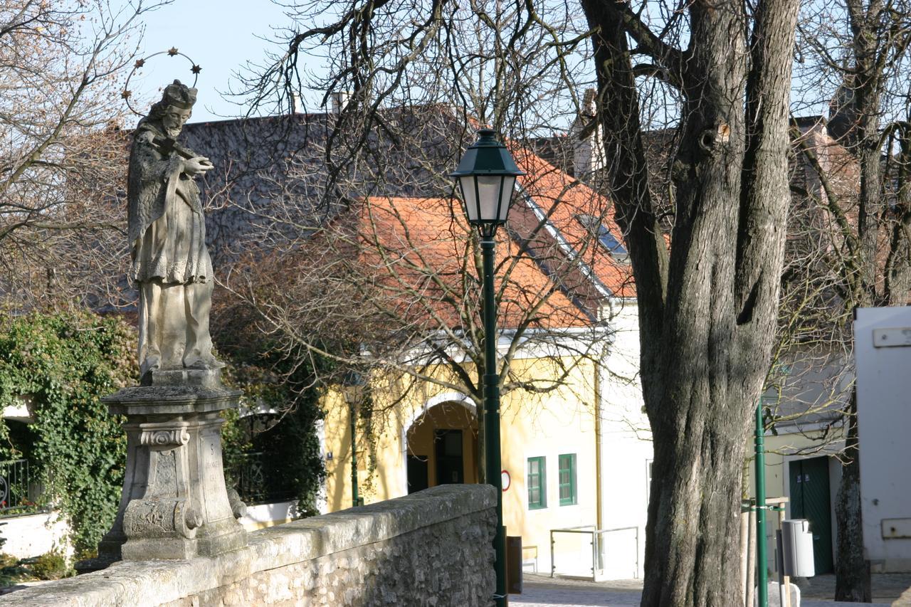 Отель Schloss Гумпольдскирхен Экстерьер фото